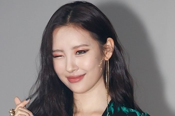 Former Wonder Girls member SUNMI confirms solo comeback in August.