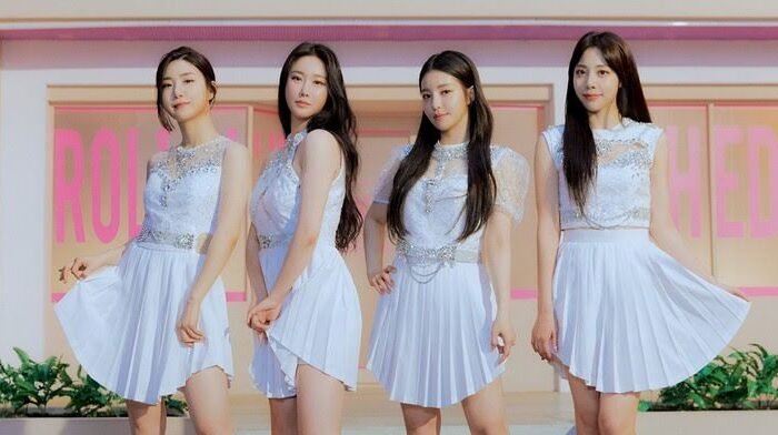 MONSTA X and Brave Girls meet fans through Universe Live Call