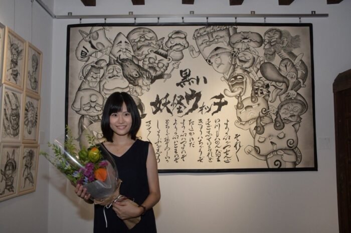 In charge of character design for the popular anime “Yokai Watch”, approaching young up-and-coming calligrapher Aika