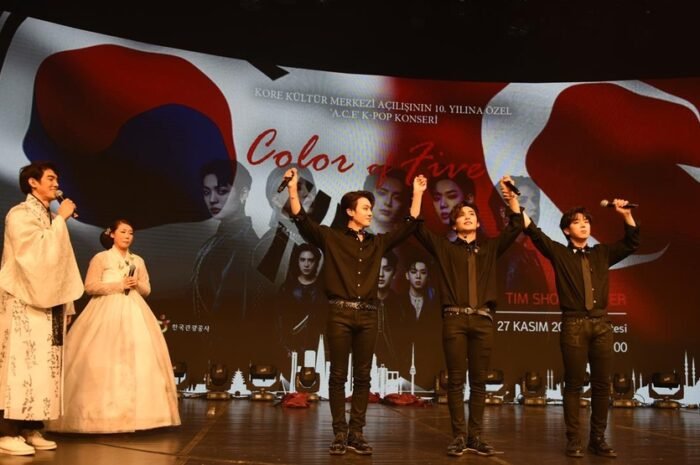 Korean Cultural Center in Turkey held a K-pop performance to commemorate the 10th anniversary of the opening.