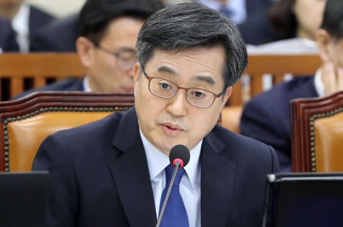 Have politics been seen through K-pop ‘Cheontaemansang’? Kim Dong-Yeon’s camp’s unusual commentary ‘eyes.’