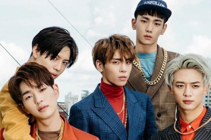 Onew decorates a giant billboard in Times Square in the US.’Pearl Aqua Green’ shines in New York.