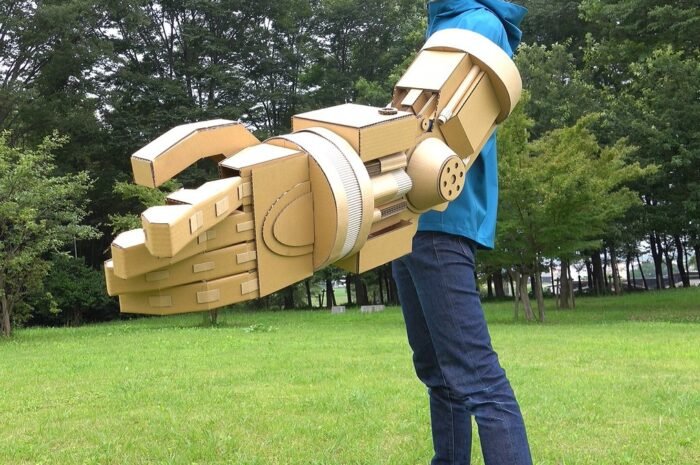 ‘Mr. Tsukuru’ Reproduce the weapons of anime and manga with cardboard.