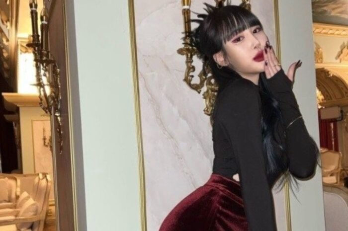 Jamie reveals herself with a slit skirt Water-filled sexy beauty.