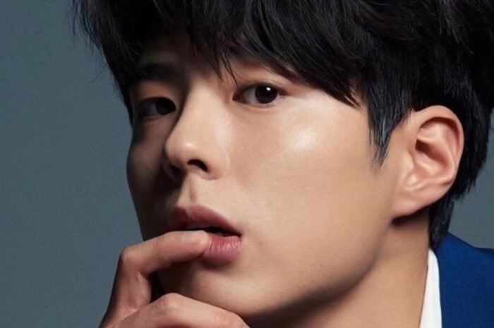 Sergeant Park Bo-gum, who is about to be discharged from the military in April, got a barber license. Expected comeback.