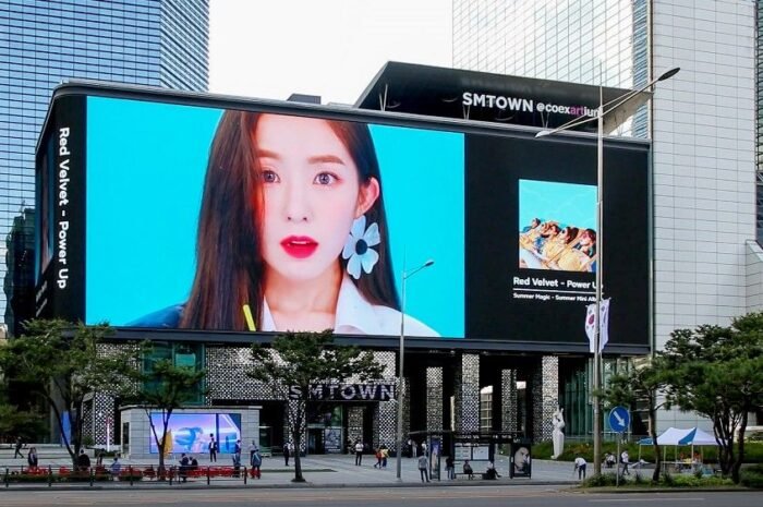 The musical ‘Crash Landing on You’ focuses attention on media art at COEX K-Pop Square in Seoul.