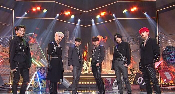 ‘Simply K-Pop’ We; Na, ‘Like Psycho’ united with loveliness.