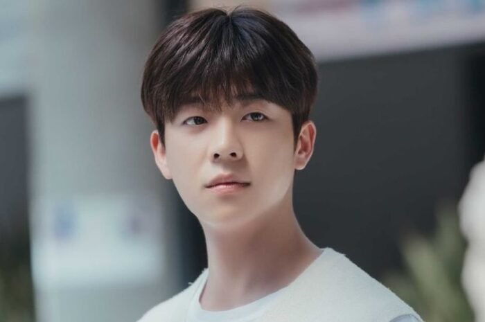 Park Min-hyeop, a Yeonsu-gu lawmaker, conducts a tour program of Arirang International Broadcasting Station for foreigners and students in the district.