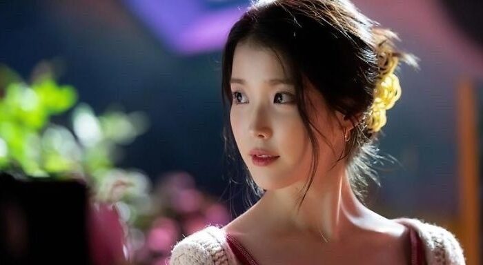 IU ranked 37 times on the chart for 49 weeks on the Circle Chart. 4th place with a 2.4% chart share