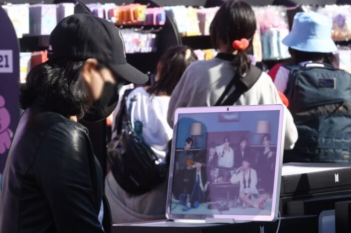 K-POP fan buys 4.1 copies of the same album to collect goods. Purchase up to 90 pieces.