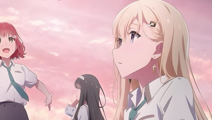 The key visual of the anime Stepsister Life, which features a character standing on a rooftop at dusk and scene cuts from the first episode, has arrived.